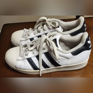 Adidas Woman's Size 8 shoe Superstar